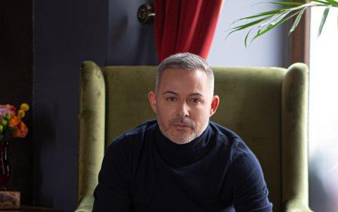 Es fan de los colores oscuros y en este look lo demuestra. Este lo define como el más casual, perfecto para un día de trabajo, y más si es en Cuenca, donde siempre hay que salir un poco abrigado por el clima.