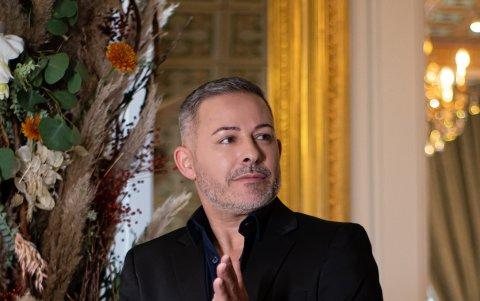 Carlos es un hombre que prefiero lo clásico y, cuando lo invitan a un cóctel, es así como suele ir vestido.