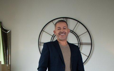 segura que usar una t-shirt con un saco encima le da un toque hippie al atuendo. Y combinado con unas botas, queda perfecto. Le resulta ideal para una cena con amigos en un ‘mood’ relajado.