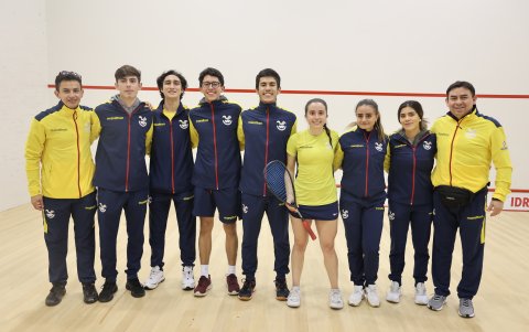 La jugadora (c) junto al resto del equipo nacional de squash, entre los que consiguieron otras preseas más.