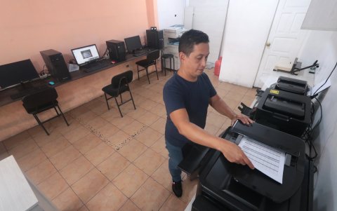 En algunos locales, los clientes llegan con sus trabajos hechos y solo imprimen. Ya no se quedan horas frente a la computadora.