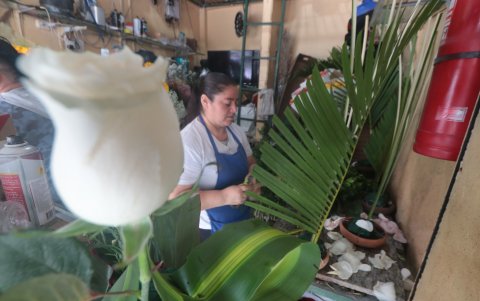 Mercado. En el mercado Zayda Letty Castillo, en Guayaquil, sí hay flores, pero no en la cantidad y variedad acostumbradas. Los comerciantes están afectados.