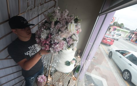 Opción.- Juan Ospina, ejecutivo de ventas de YoEventos, alista un arreglo con flores artificiales.