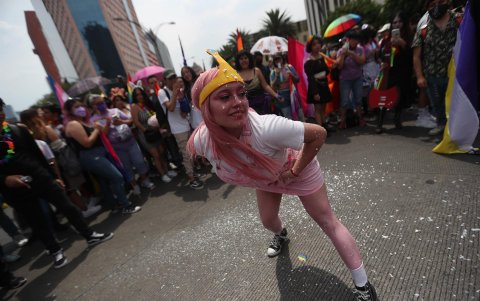 Una mujer participa con miles de personas en la marcha del orgullo LGBT+, el 25 de junio de 2022 en la Ciudad de México (México).