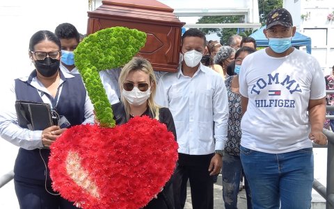 A la despedida llevaron una gran cerecita.