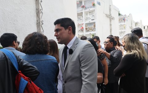 Emilio Pinargote y Marlon Acosta, vestido de negro.