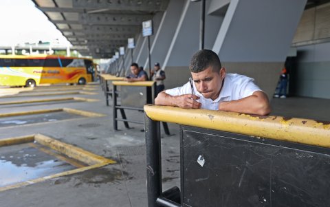Muchos están a la espera de los buses