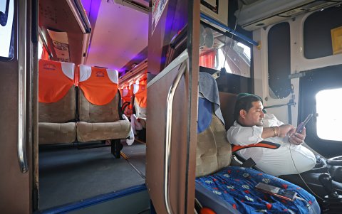 Los conductores esperan los pasajeros lleguen, pero se acercan en poca cantidad