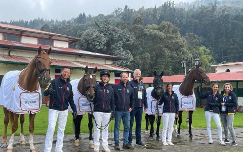 El equipo nacional junto a sus caballos y entrenadores.