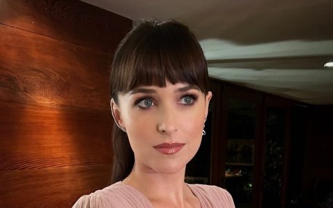 El look característico de Dakota Johnson es su melena castaña y su cerquillo.