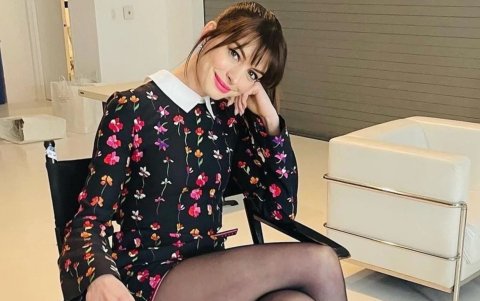 Anne Hathaway recientemente lució su cerquillo rejuvenecedor similar al que usó en su película El diablo viste a la moda