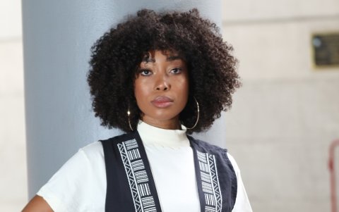 Si gusta de un look boho opte por un jersey cuello alto y chaleco