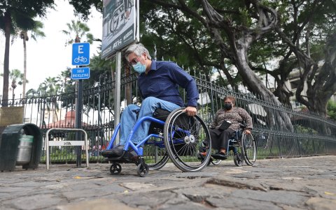 Las personas con discapacidad tienen problemas para recorrer hasta en los sectores regenerados y turísticos del centro de la ciudad.