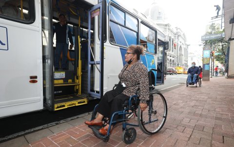 Las personas con discapacidad deben esperar mucho tiempo antes de abordar una bus de transporte urbano.