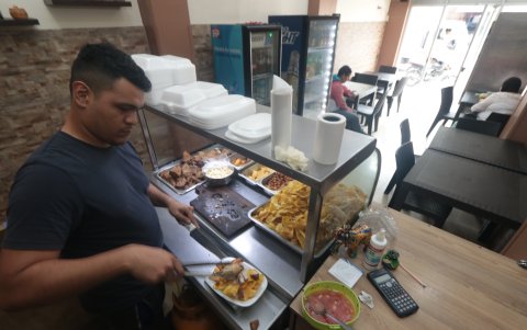 Guayaquil. Un local al norte de Guayaquil sin clientes, por efecto de la escasez y encarecimiento de alimentos.