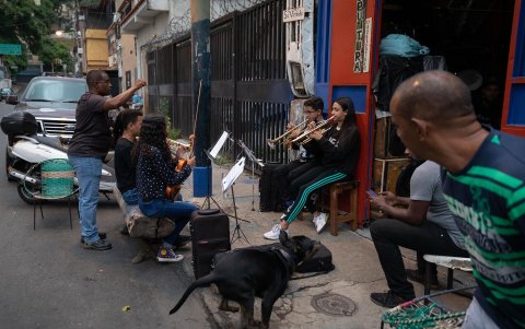 Las bocinas, el ruido de las motos, el alboroto de Caracas... se silencian cuando los niños tocan.