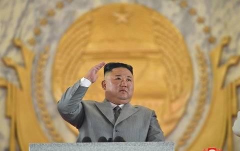 Una foto publicada por la Agencia Central de Noticias de Corea del Norte (KCNA) muestra al líder norcoreano Kim Jong-un durante un desfile militar en Pyongyang, Corea del Norte.