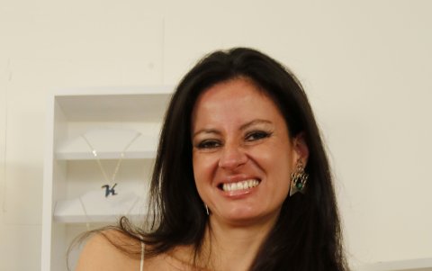 María José  posa con sus creativos diseños.