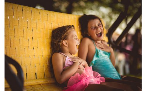 Referencia de niños riendo