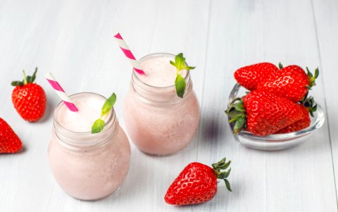 Aunque debe privilegiar la fruta al natural, esporádicamente puede dárselas en batidos, endulzados con poca azúcar.