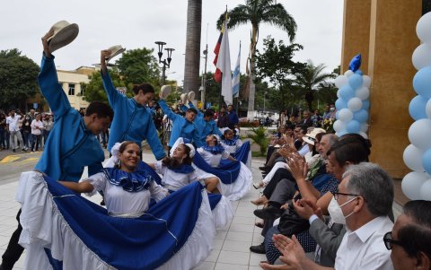 El grupo de baile de la facultad de Educación Física participó en el pregón que realizó la Universidad de Guayaquil.