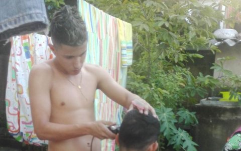 2. En 2020. En esas condiciones, Gómez atendía en la calle o en los patios de las casas. Solo contaba con una tijera y una rasuradora.