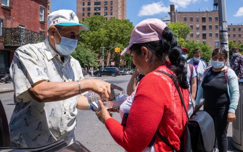 NUEVA YORK.- Las mujeres jornaleras inmigrantes indocumentadas y latinas, recién llegadas, limpian hogares tras horas de espera en la calle.