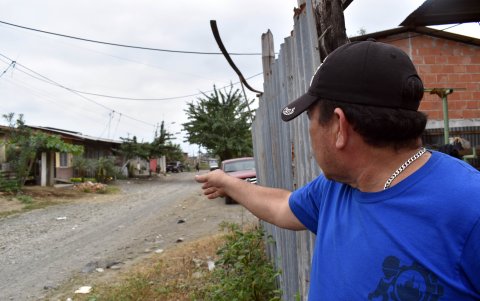 San Miguel 1. Javier Ordóñez muestra cómo están las calles de San Miguel 1, donde la inseguridad es lo que más está preocupando a los cerca de diez mil habitantes del sector.