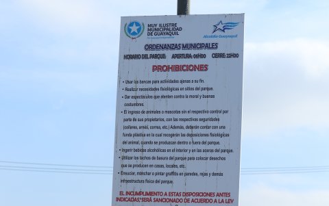 Advertencia. Uno de los letreros colocados con las prohibiciones.