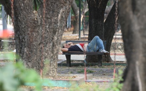 En parques de la ciudadela Guayacanes, hay personas que duermen durante el día en sus bancos.