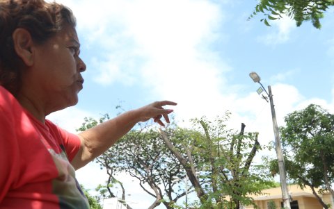 Abandono. Bolivia Freire muestra las lámparas quemadas en su sector.