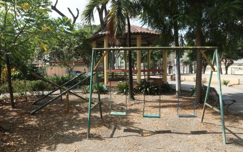 El parque Los Mirthos no tiene ningún  letrero. Se evidencia, además falta de atención. Una vecina asegura que ella lo barre por los niños.