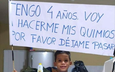 2. Salud. Douglas, de 4 años, fue uno de los pocos pacientes oncológicos que logró atravesar los bloqueos en Cuenca para llegar a su terapia.