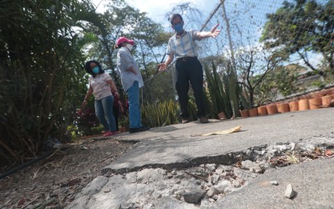 El cerramiento perimetral del parque central de Samanes 4, a un costado de la zanja, se está desplomando y las camineras se cuartean.
