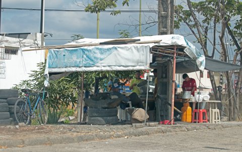 La instalación de negocios informales sobre las riberas del canal originan insalubridad y exceso de ocupación de la vía pública.