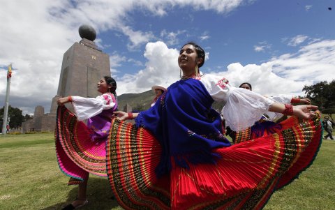 Un grupo de bailarinas fue registrado este sábado al presentarse ante los turistas que visitan el monumento La Mitad del Mundo, en Quito (Ecuador).