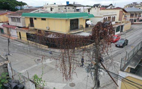 Mal estado. En Los Almendros, el cableado se llena hasta de monte en la altura.