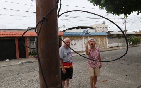 Los adultos mayores se quejan por el cableado que está colgando en los vecindarios de la ciudad.