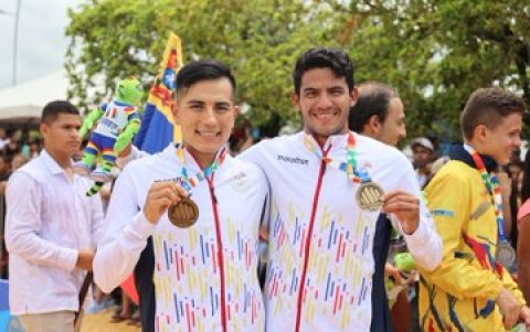 Juan José Andrade y Armando Matute destacaron en individuales y duplas de triatlón.