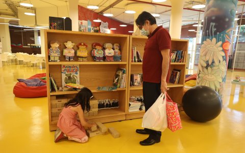 En la biblioteca de la Ría hay iniciativas de entretenimiento para que los niños desarrollen sus habilidades con la ayuda de sus padres.