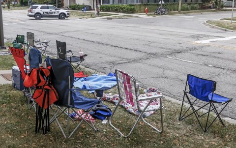 Registro este lunes de las sillas vacías en las que decenas de ciudadanos esperaban el desfile del Día de la Independencia estadounidense y que fue finiquitado por una nueva masacre masiva en este país, en Highland Park (Illinois, EE.UU.).