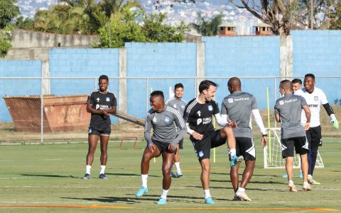 Bryan Carabalí y Sebastián Rodríguez, jugadores de Emelec, en la práctica de esta tarde en Brasil.