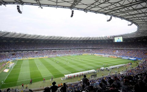 La cancha tiene una capacidad para 62 mil personas. Sufrió una importante reducción en su capacidad para poder acogerse a las normas de la FIFA para los estadios de fútbol. Antes de aquello, el estadio albergaba una capacidad de más de 130 000 espectadores.