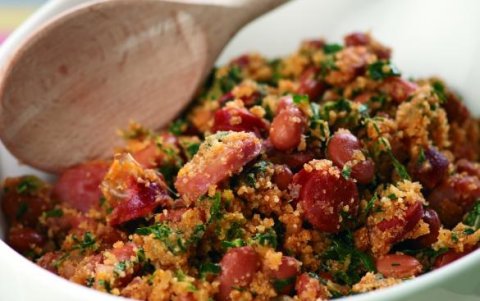 El feijão tropeiro es un plato típico de la cocina brasileña, especialmente de Minas de Gerais