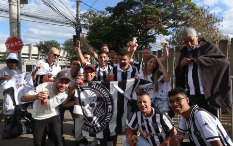 Los hinchas del Mineiro en los exteriores del Mineirao.