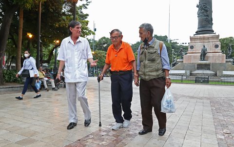 Entre las actividades que realizan los adultos mayores está caminar, como se observa en el parque Centenario.