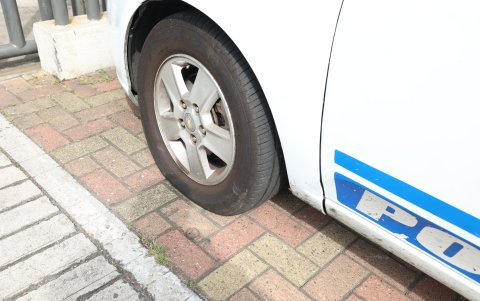 En una unidad de policía comunitaria de Guayaquil hay dos carros con las llantas ponchadas.
