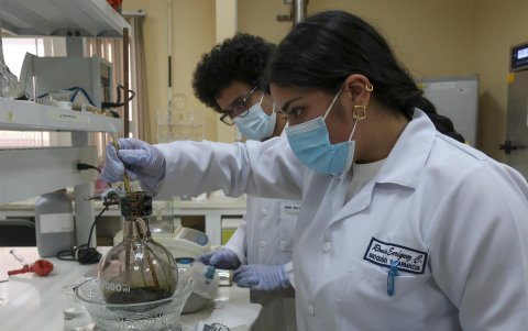 Investigadores trabajan en el laboratorio de Ciencia y Tecnología de Materiales de la Universidad Técnica Particular de Loja (UTPL), el 6 de abril del 2022 en Loja (Ecuador).
