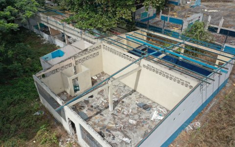 De la escuela fiscal Rita Lecumberri, ubicada en la cooperativa Pájaro Azul, no quedan ni los techos. Es un peligro para quienes habitan a su alrededor.