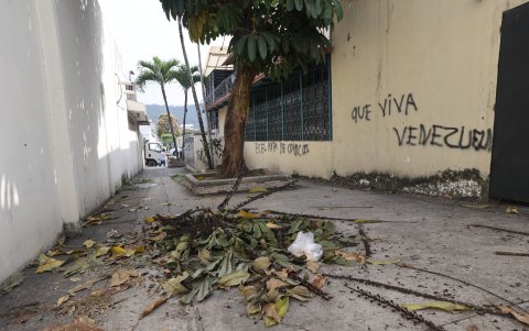 Desperdicios. A lo largo de la arteria se observan botellas de licor vacías. Al recorrerlas se perciben olores desagradables.